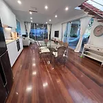 Modern Beachside Suite-Just Steps From Bondi Beach