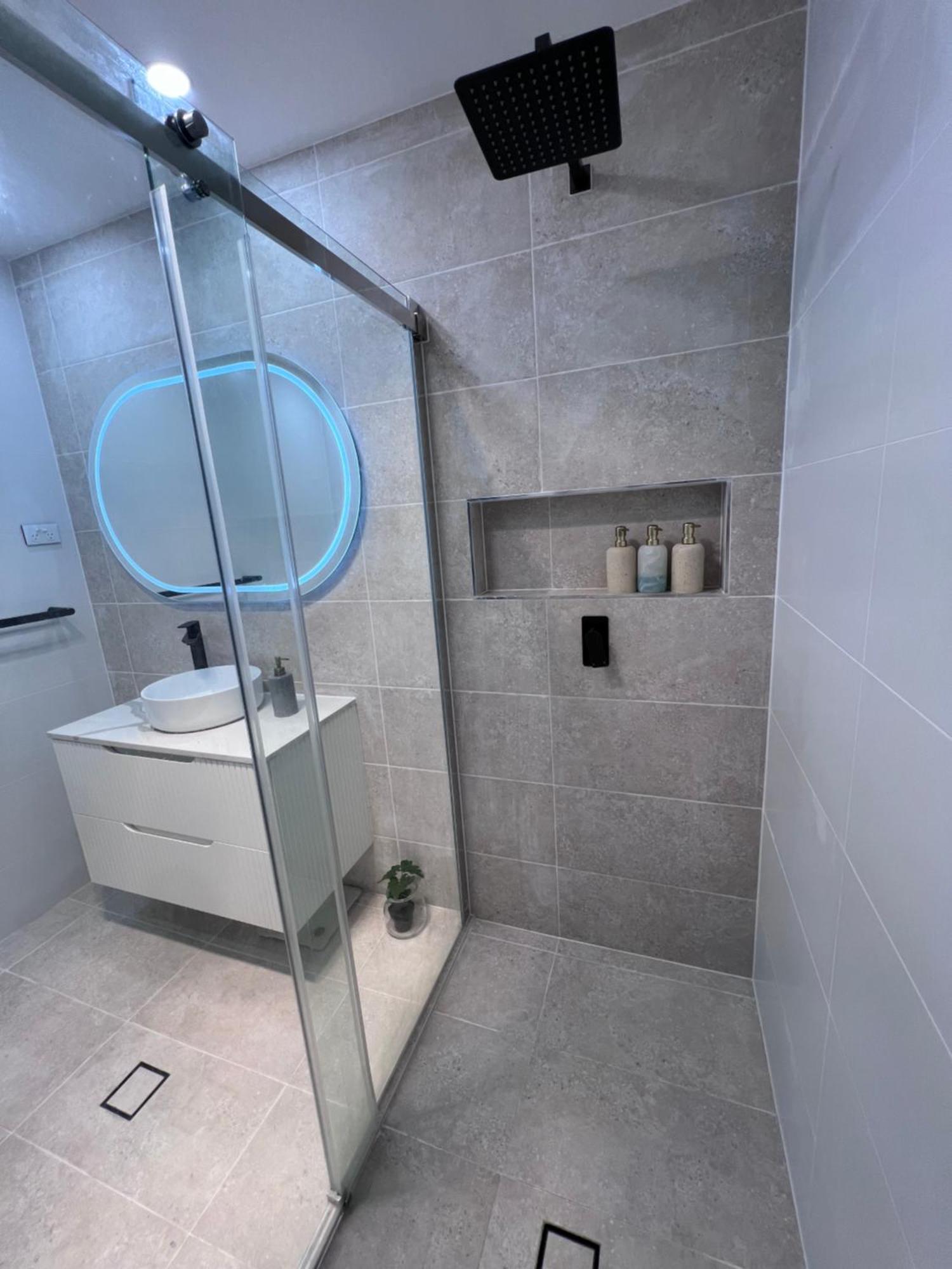 Modern Beachside Suite-just Steps From Bondi
