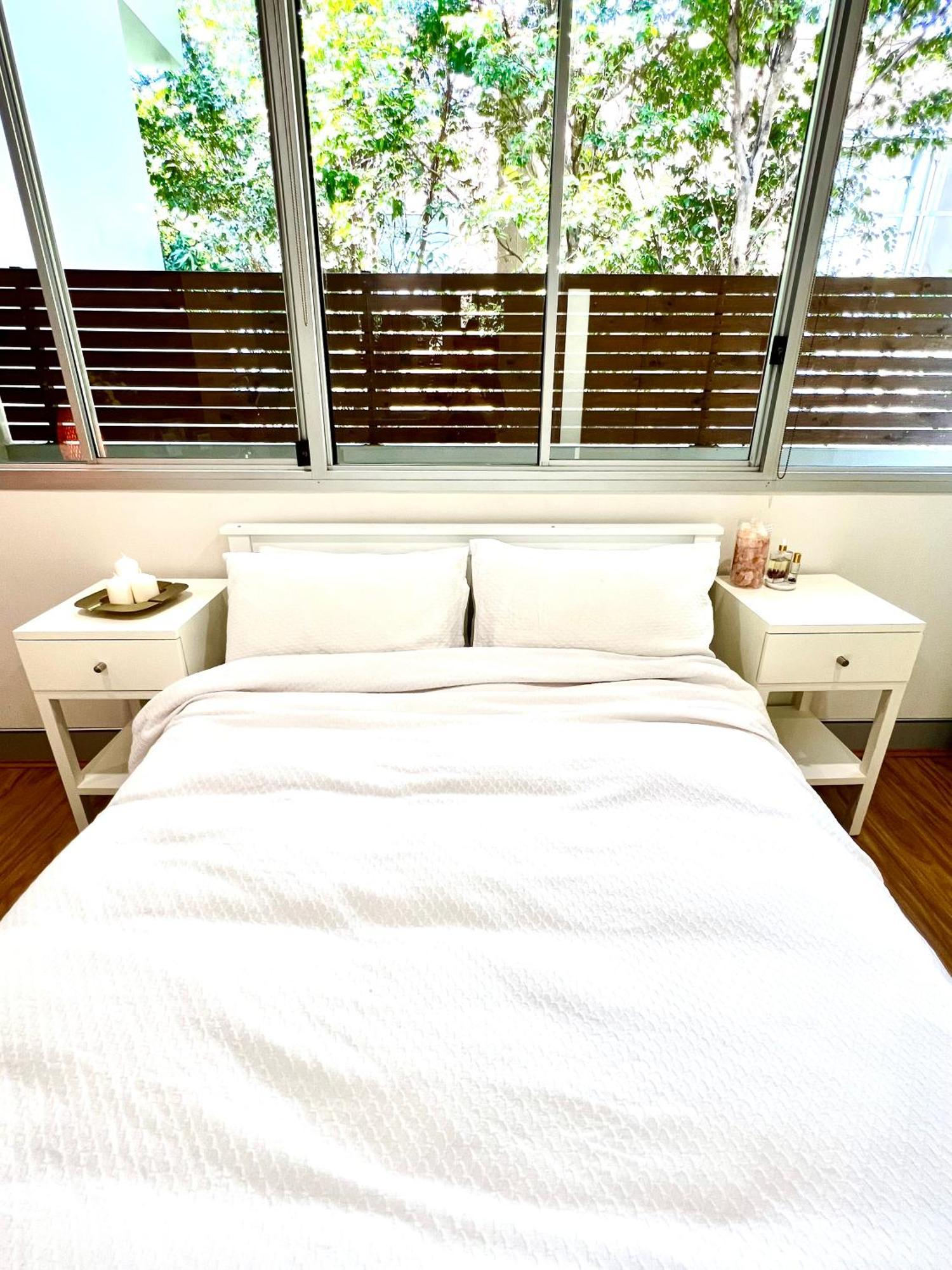 Modern Beachside Suite-just Steps From Bondi