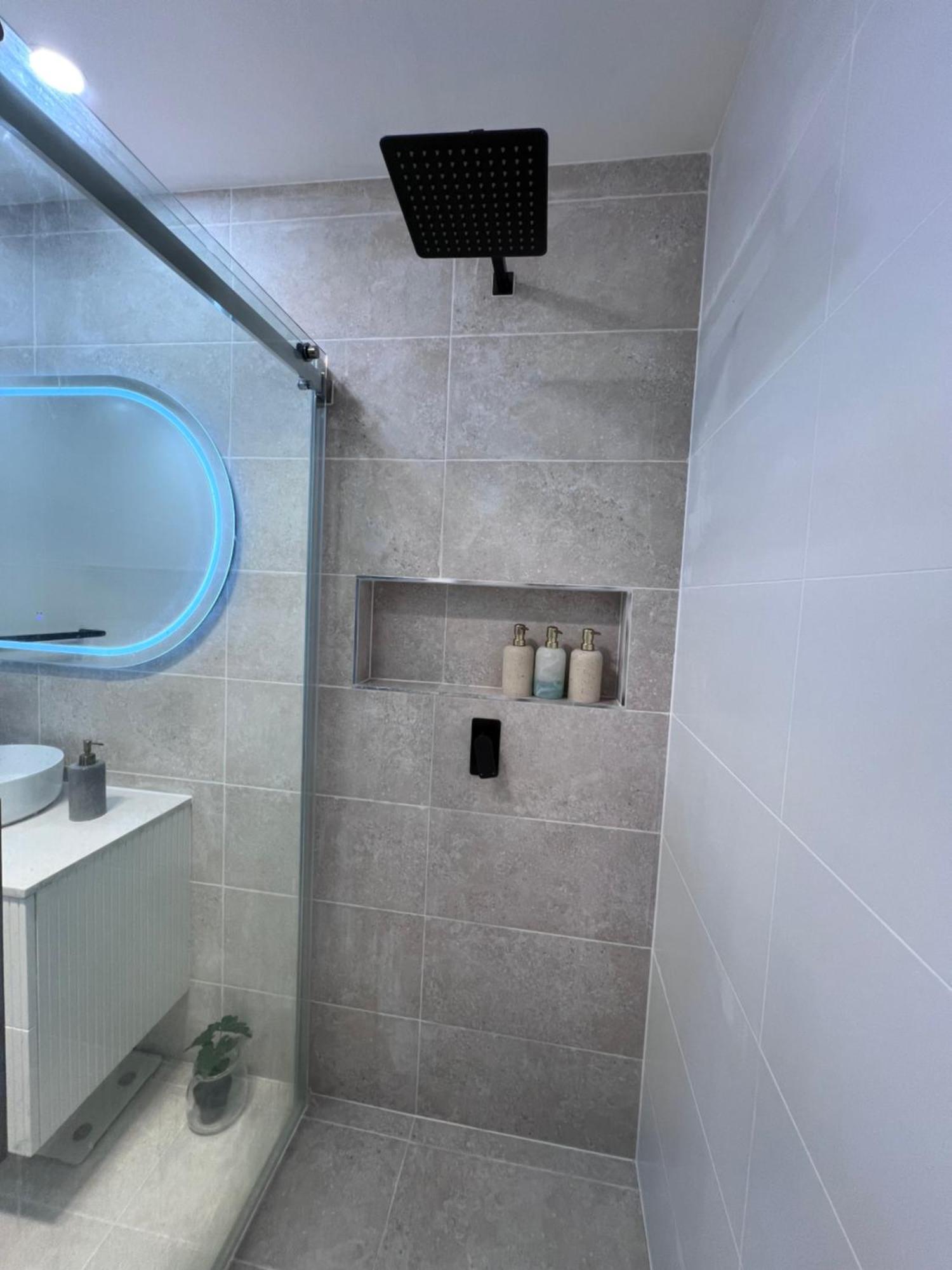 Modern Beachside Suite-just Steps From Bondi Guest house *