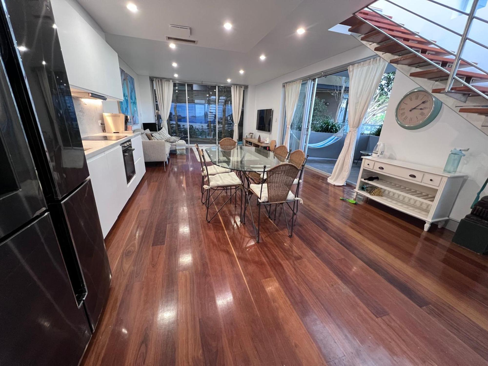 Modern Beachside Suite-just Steps From Bondi Guest house