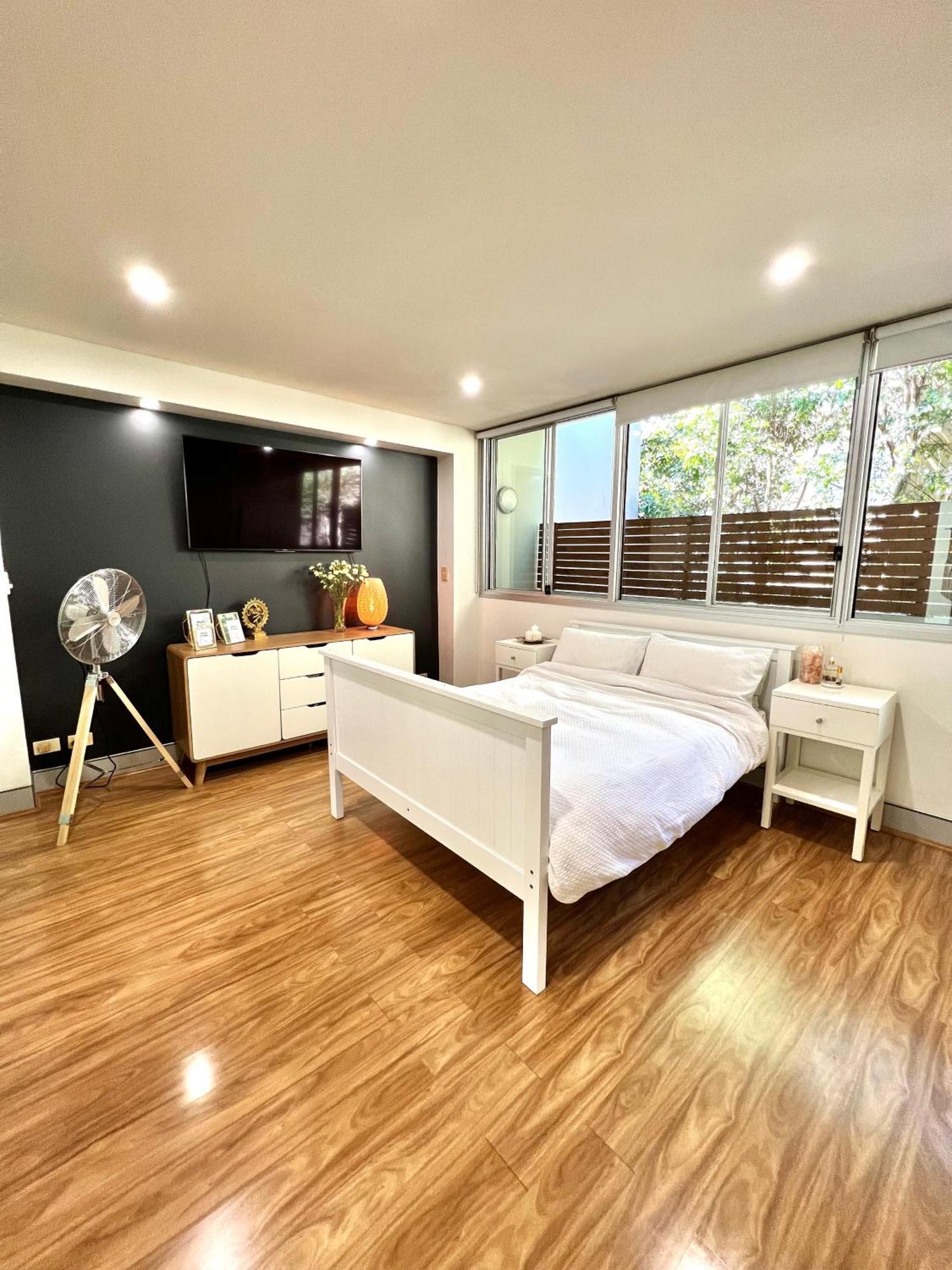 Modern Beachside Suite-just Steps From Bondi *